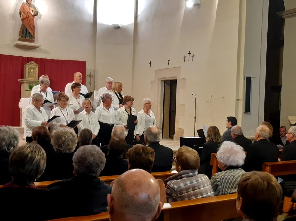 Sis grups, entre ells la Coral Noves Veus d'Olost, participen a la 9a Trobada de Corals del Lluçanès a Sant Bartomeu del Grau